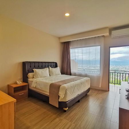 Bukit Indah Doda Hotel & Resorts Palu Buitenkant foto